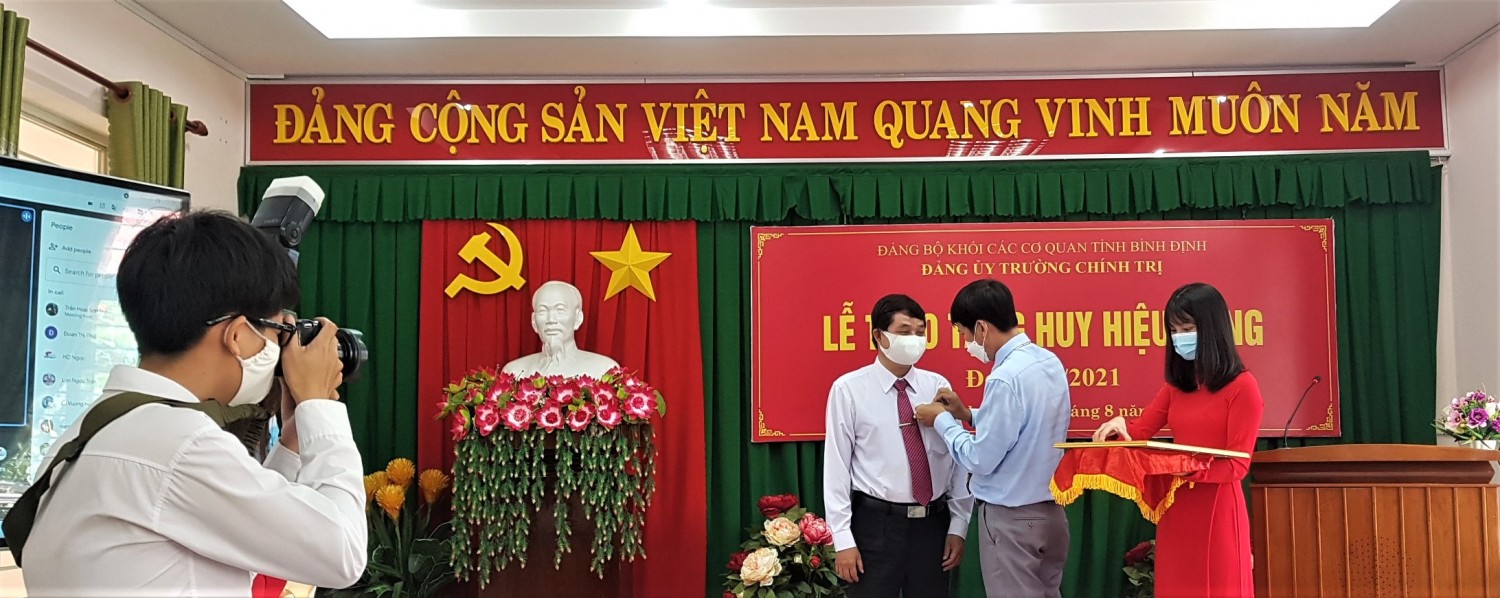 Đ/c Lộc trao Quyết định