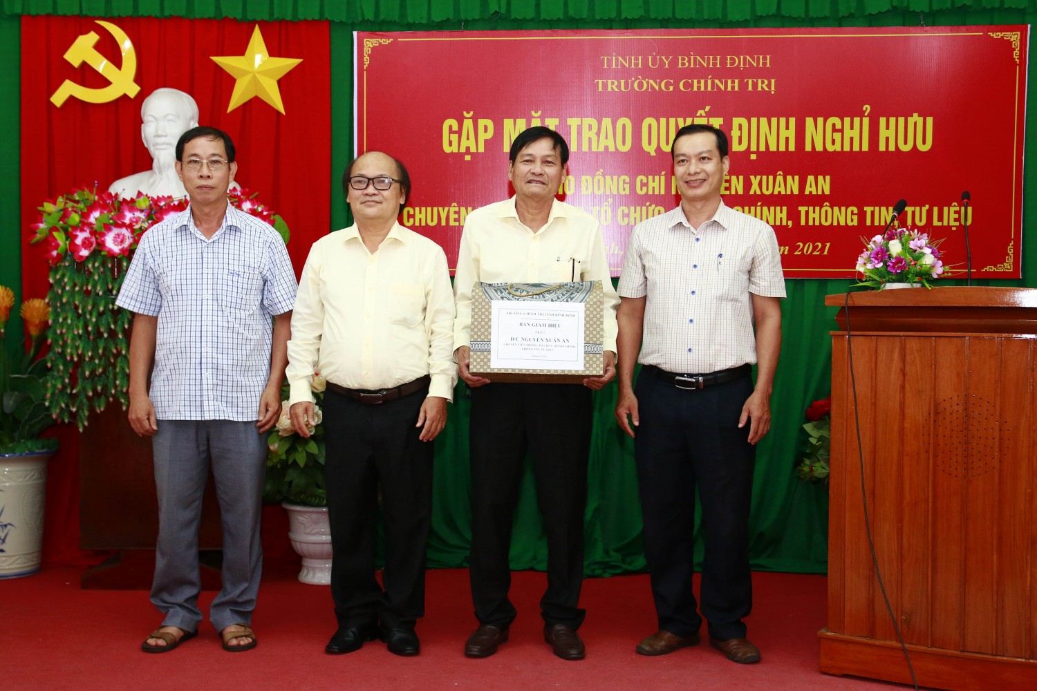 Ban Giám hiệu Nhà trường chụp hình lưu niệm cùng Đ/c Nguyễn Xuân An