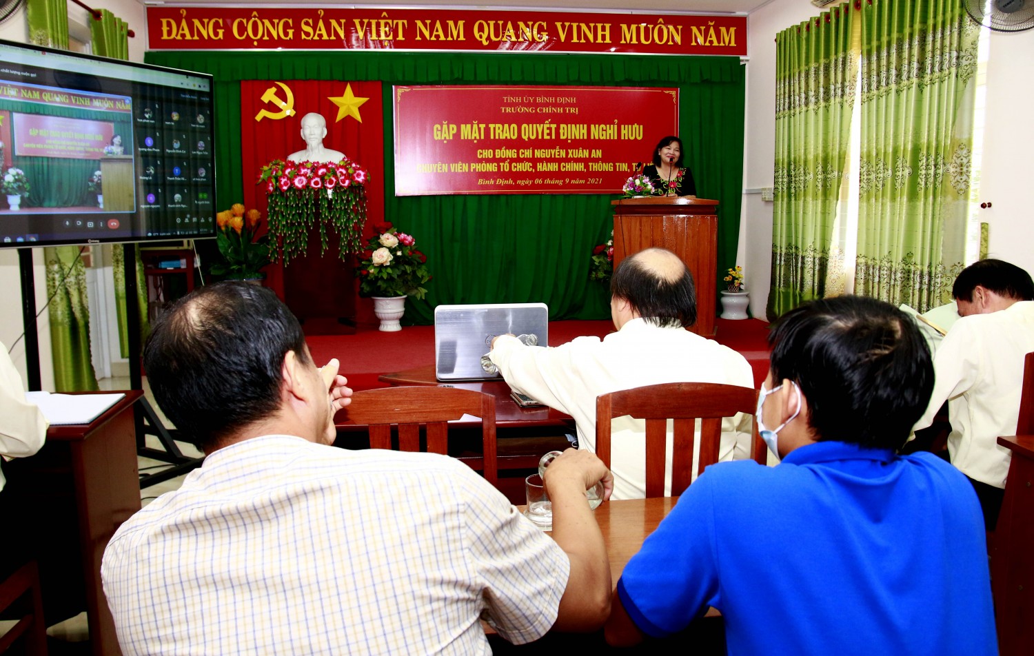 Đại diện CB-VC-NLĐ Nhà trường phát biểu