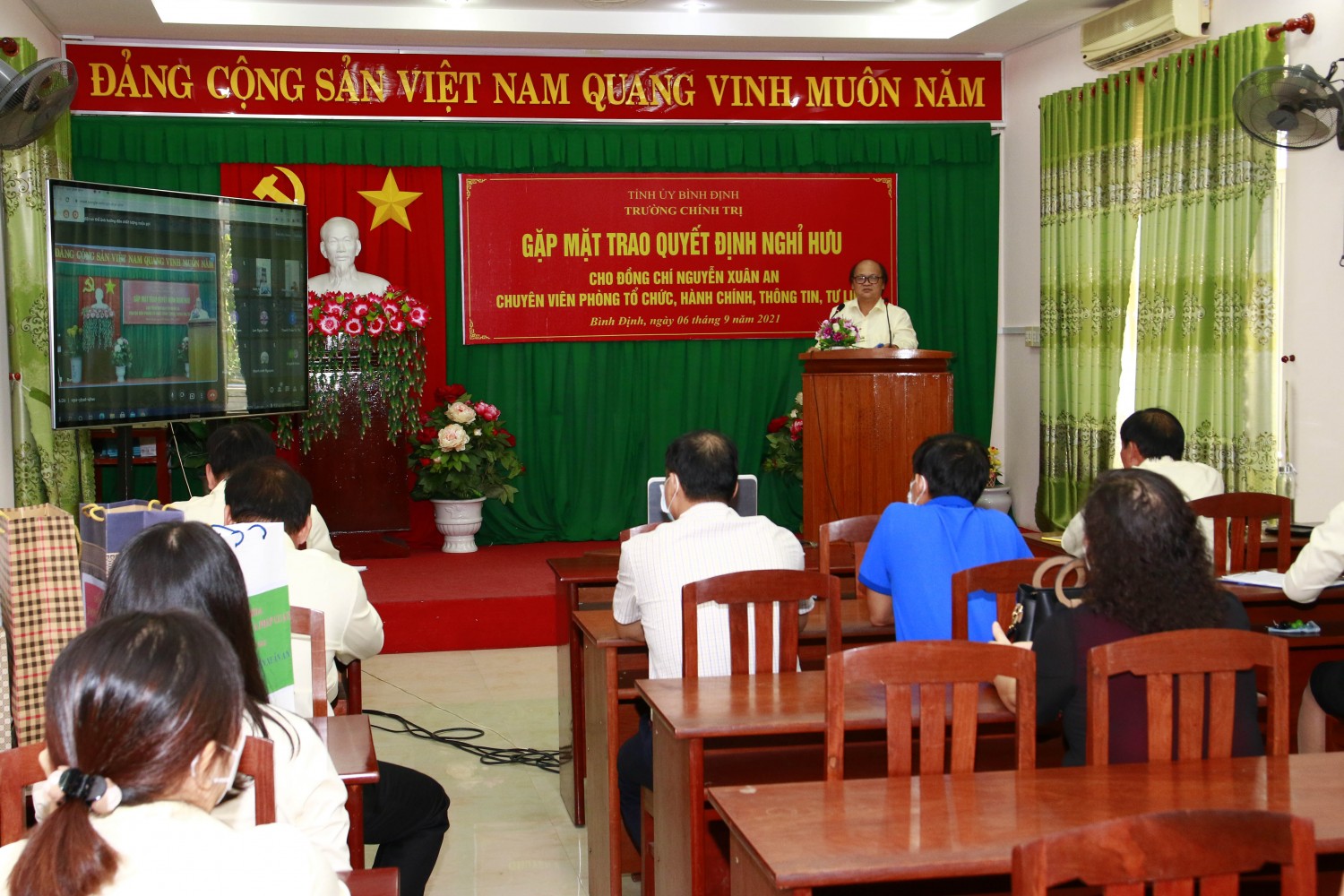 Đ/c Phan Văn Huệ Tỉnh ủy viên, Bí thư Đảng ủy, Hiệu trưởng phát biểu tại buổi công bố Quyết định