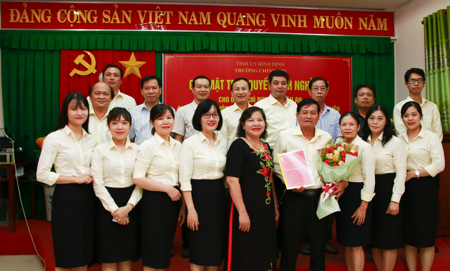 Các đ/c dự buổi Gặp mặt chụp ảnh lưu niệm cùng đ/c Nguyễn Xuân An.