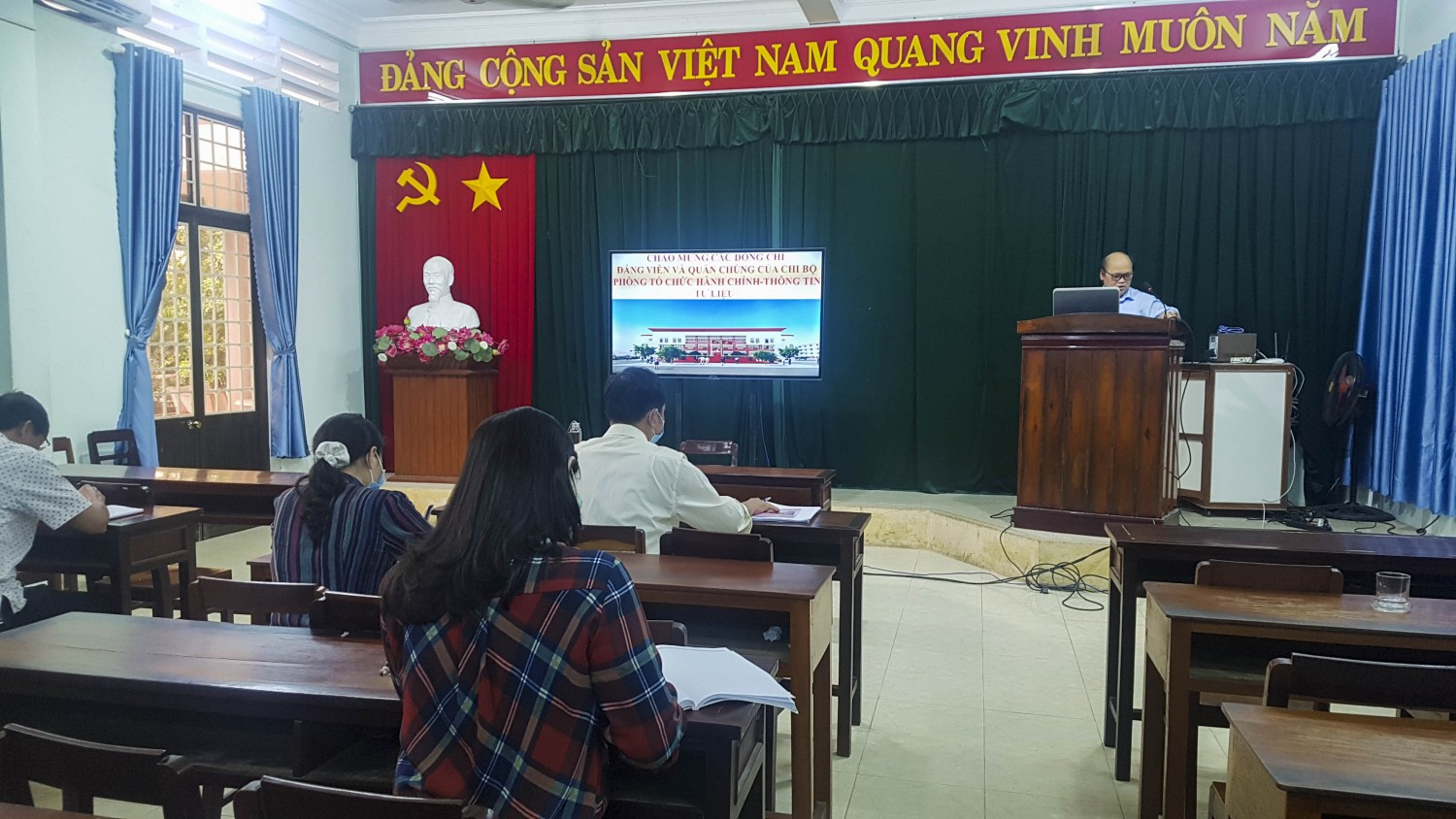 Đ/c Phan Văn Huệ - Tỉnh ủy viên, Bí thư Đảng ủy, Hiệu trưởng báo cáo chuyên đề quý III/2021