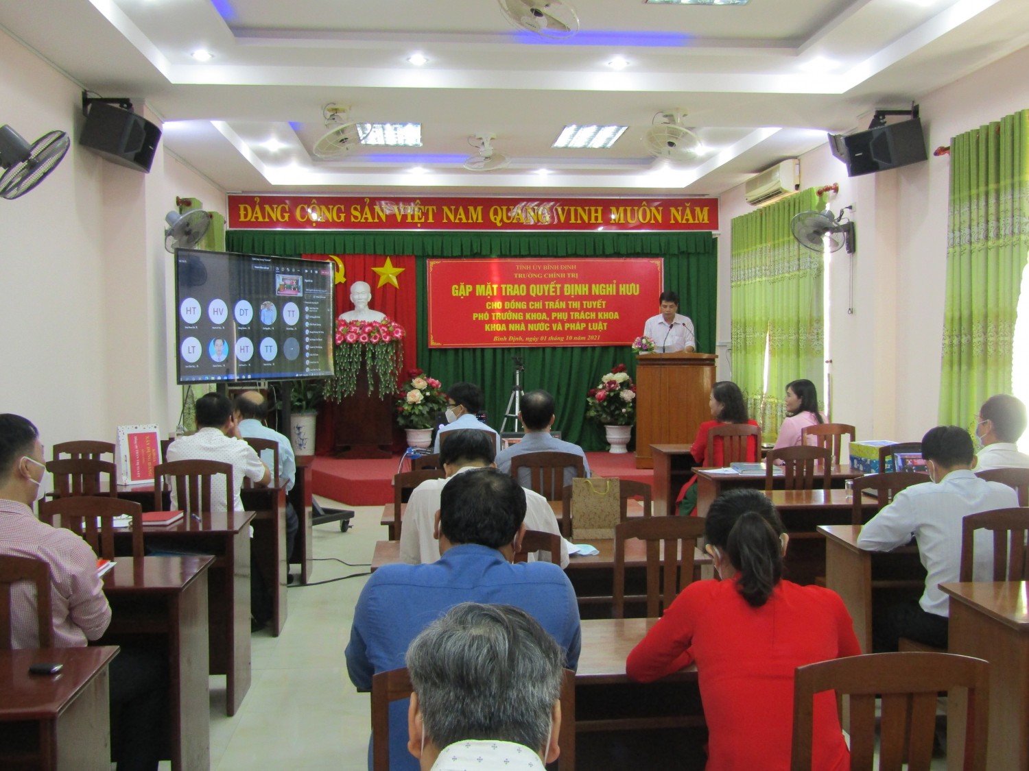 Quang cảnh buổi gặp mặt trao Quyết định nghỉ hưu (Ảnh: P.T.Diễm)