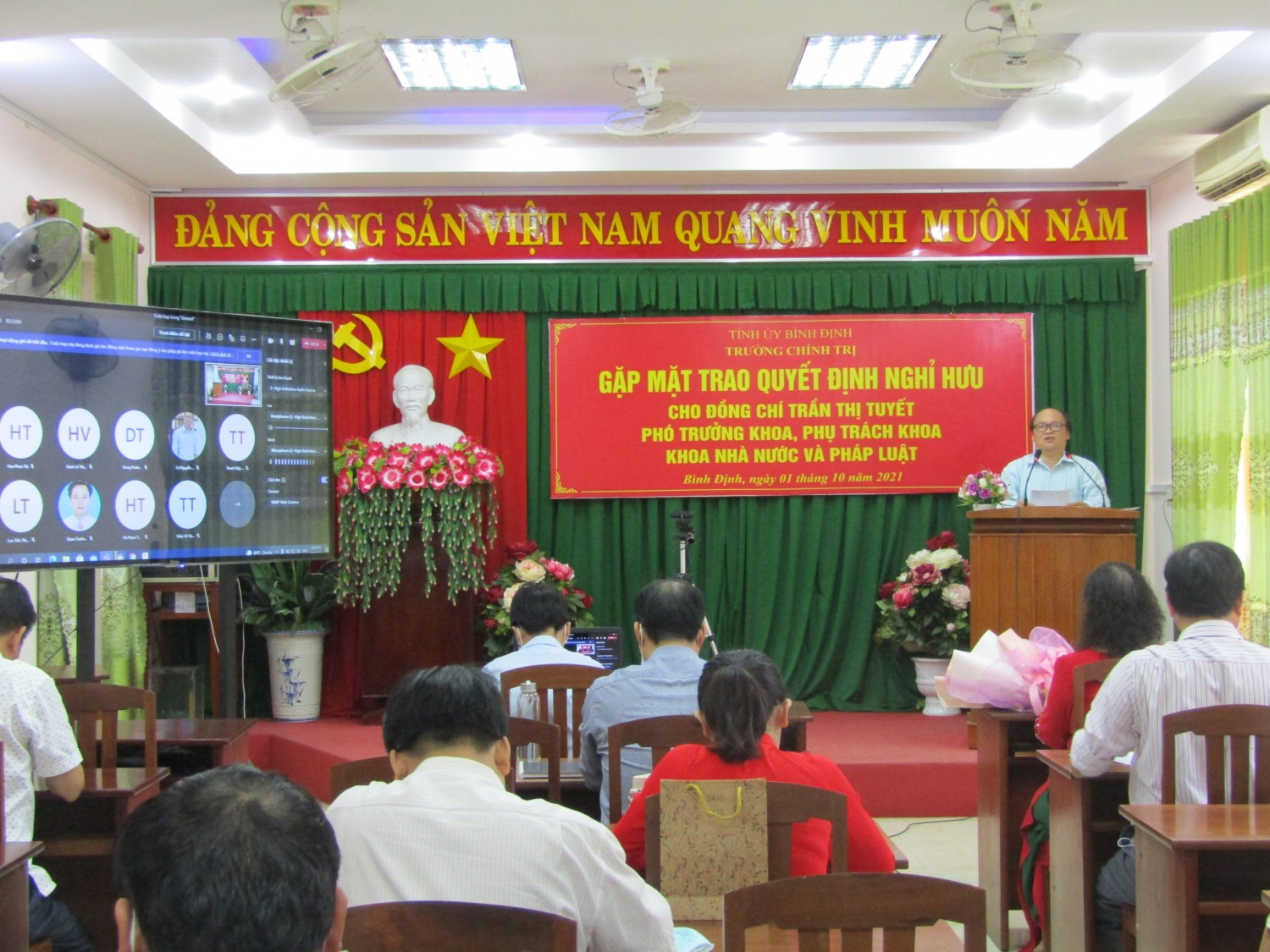 Đ/c Phan Văn Huệ - Tỉnh ủy viên, Bí thư Đảng ủy, Hiệu trưởng phát biểu tại buổi gặp mặt (Ảnh: P.T.Diễm)