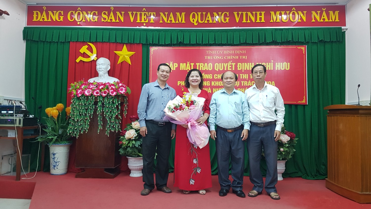 Đ/c Trần Thị Tuyết chụp hình lưu niệm cùng Ban Giám hiệu Nhà trường (Ảnh: H.Đ.Ngọc)