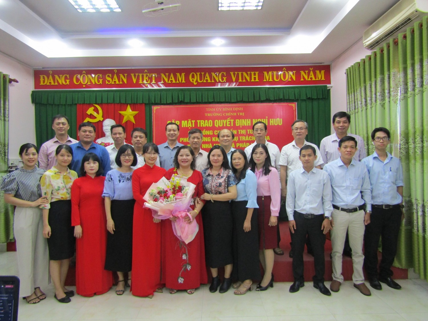 Các đ/c dự buổi gặp mặt chụp ảnh lưu niệm cùng đ/c Trần Thị Tuyết (Ảnh: P.T.Diễm)