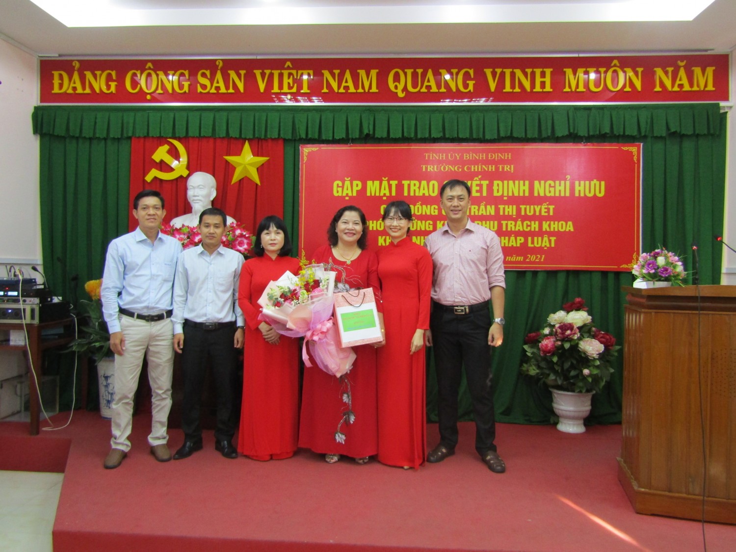 Các đ/c trong Khoa Nhà nước và pháp luật chụp ảnh lưu niệm cùng đ/c Trần Thị Tuyết (Ảnh: P.T.Diễm)