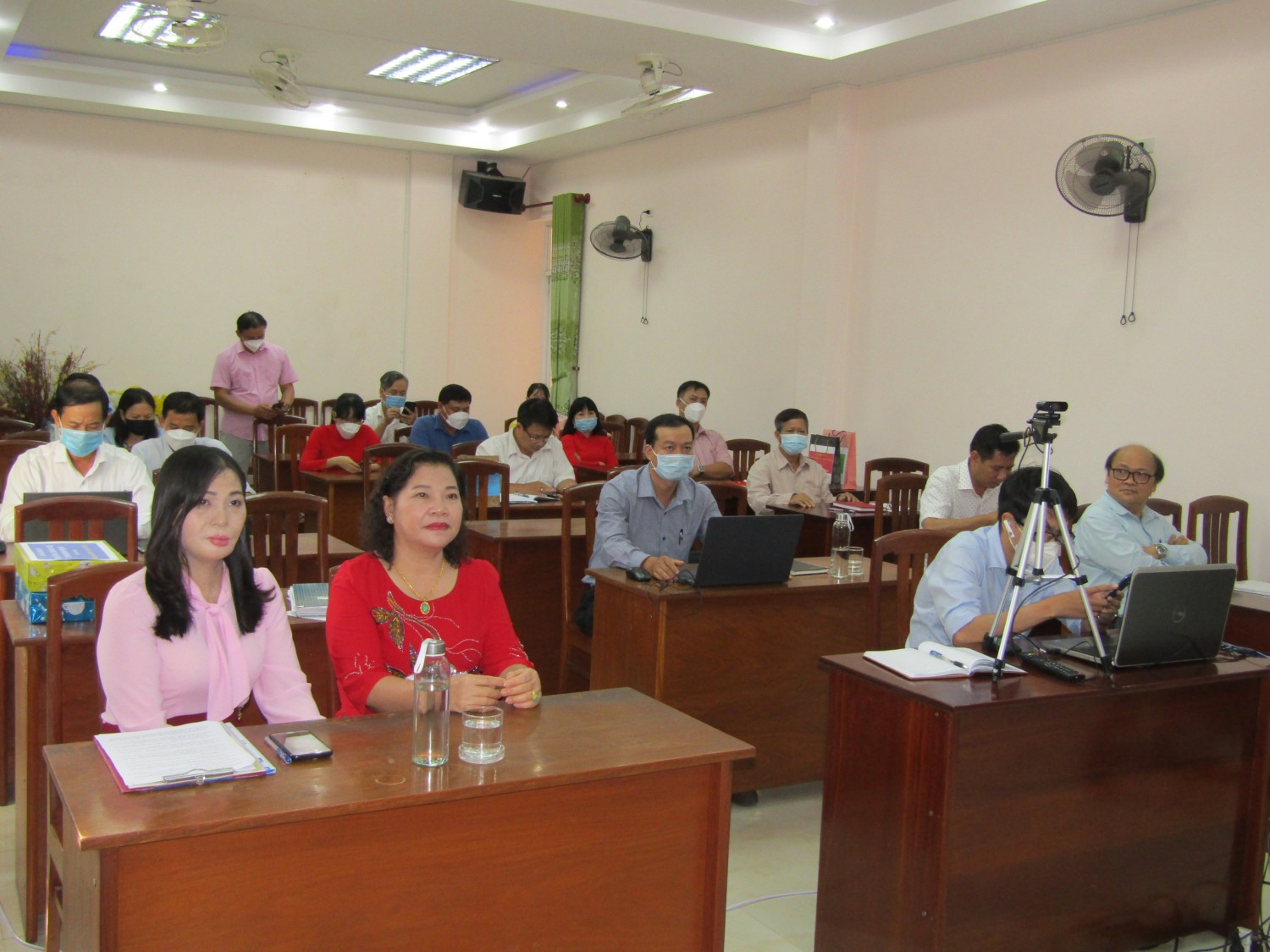 Cán bộ, viên chức Nhà trường tham gia buổi gặp mặt (Ảnh: P.T.Diễm)