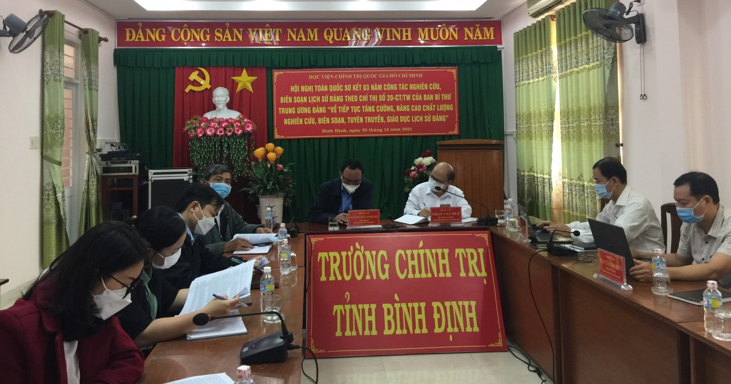 Quang cảnh phòng họp trực tuyến tại Trường Chính trị tỉnh Bình Định
