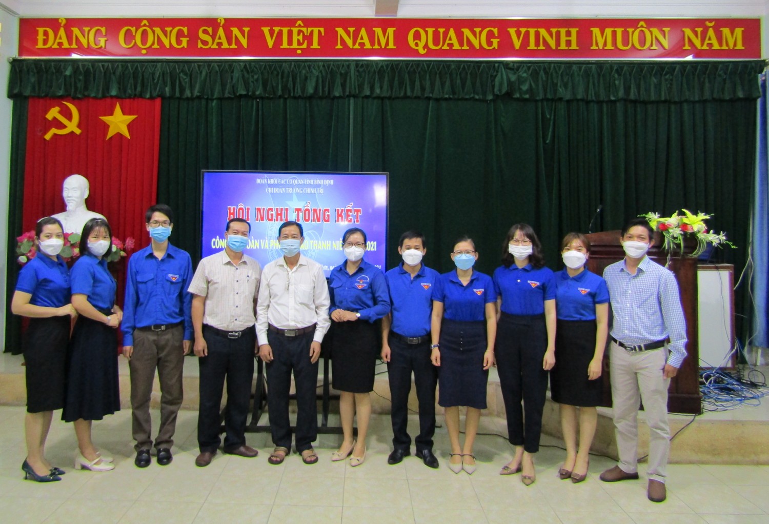 Đại biểu dự Hội nghị chụp ảnh lưu niệm