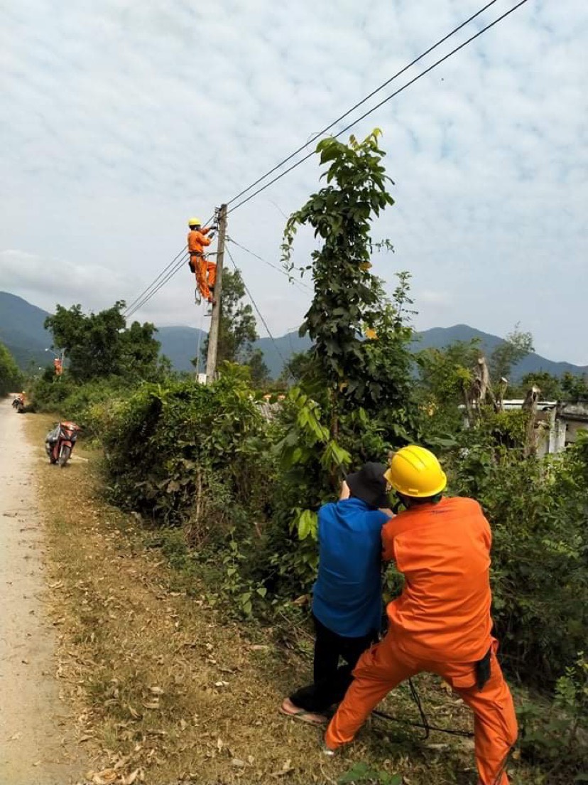 Đoàn viên Chi đoàn Trường tham gia thực hiện công trình thanh niên “Thắp sáng đường quê” tại làng Trà Hương (Cát Lâm, Phù Cát).