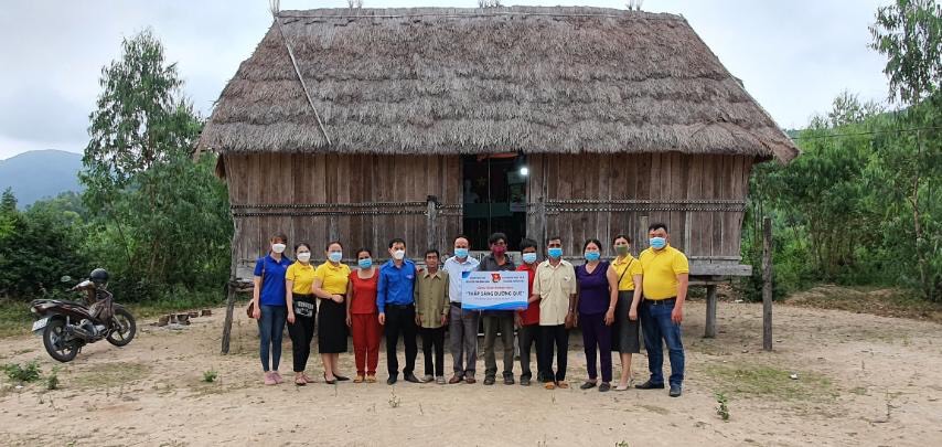 Đoàn viên Chi đoàn Trường tham gia thực hiện công trình thanh niên “Thắp sáng đường quê” tại làng Trà Hương (Cát Lâm, Phù Cát).