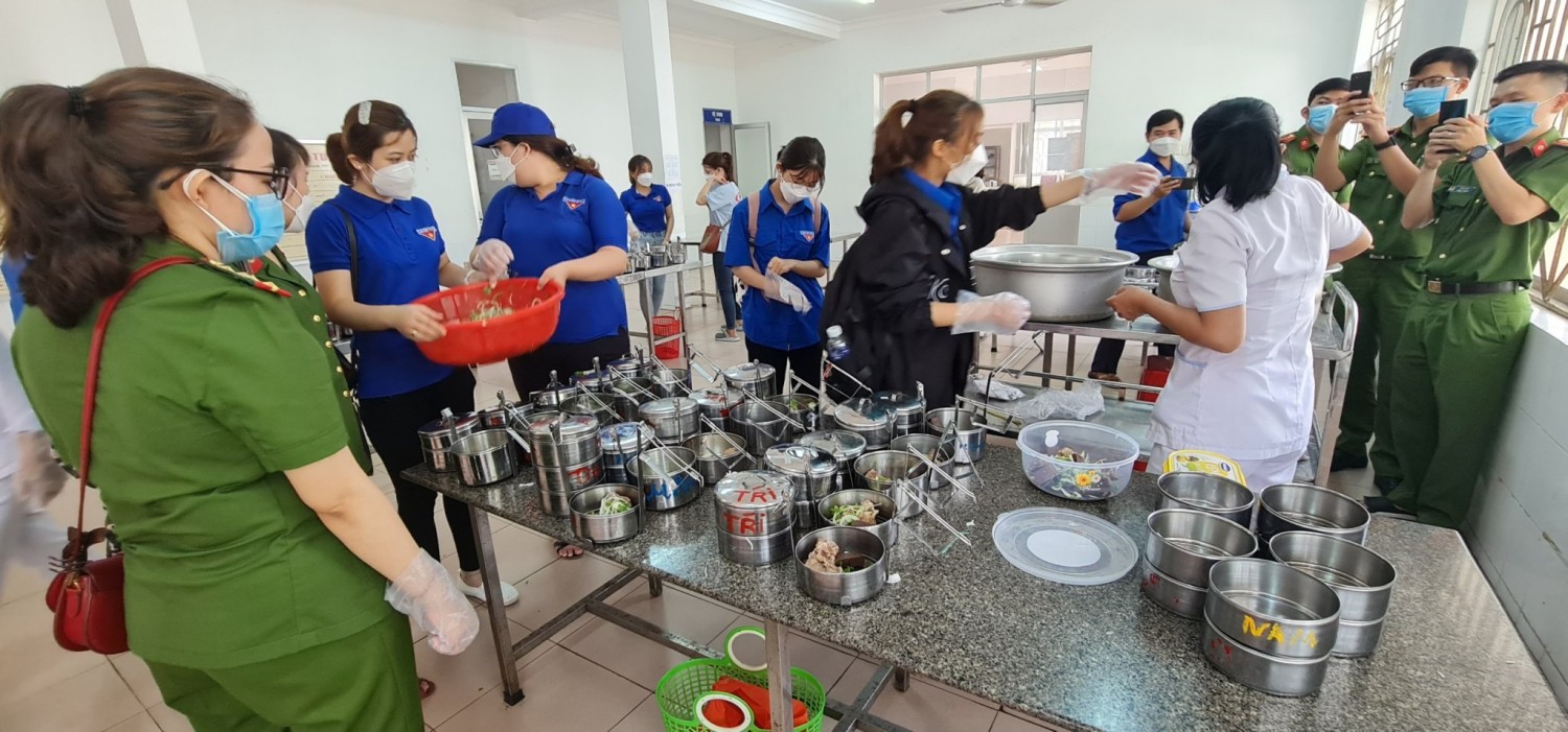 Đoàn viên tham gia chương trình “Bữa cơm yêu thương” tại Bệnh viện Phong – Da liễu TW Quy Hòa