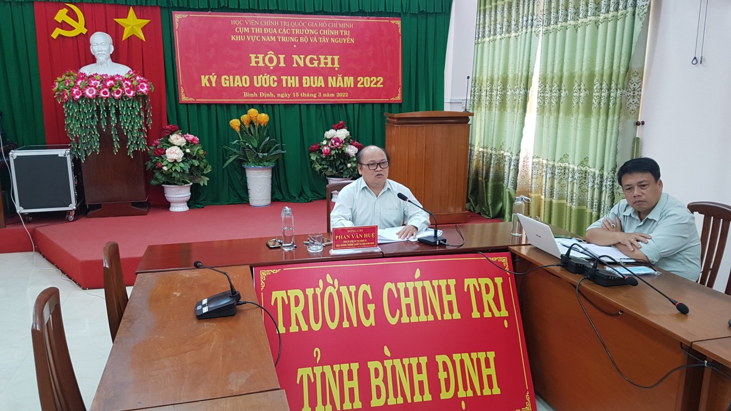Đ/c Phan Văn Huệ - Hiệu trưởng Trường Chính trị tỉnh Bình Định phát biểu tại Hội nghị.