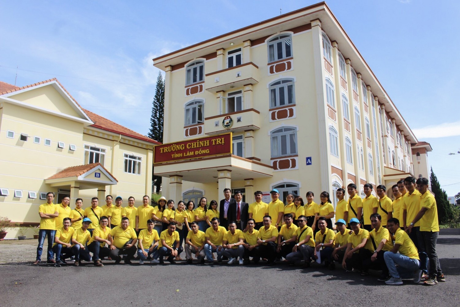 Ảnh tập thể lớp Trung cấp LLCT khóa 9 đi thực tế