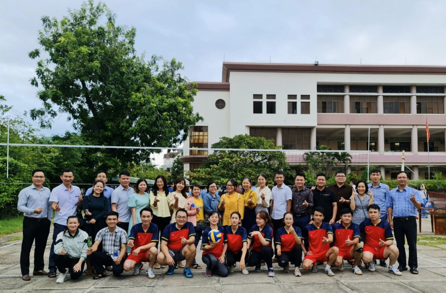 Lớp thi đấu bóng chuyền chào mừng Ngày Nhà giáo Việt Nam