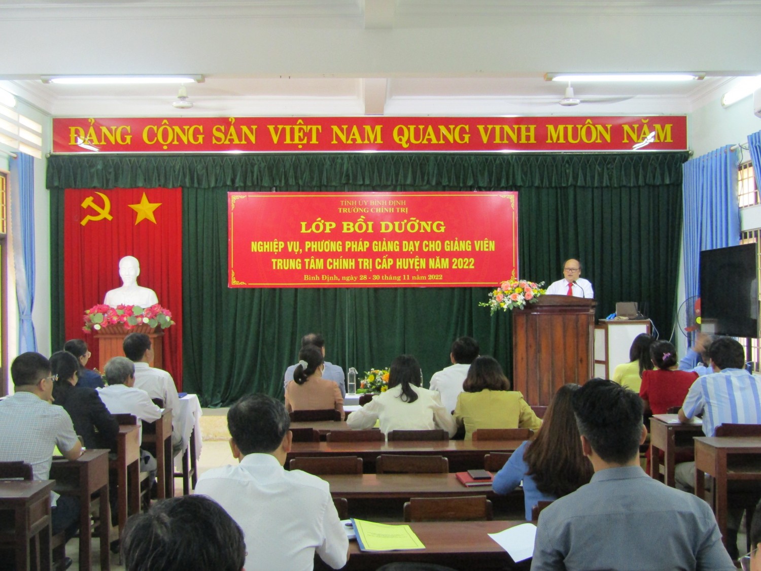 Đ/c Phan Văn Huệ - TUV, Hiệu trưởng Nhà trường phát biểu khai mạc lớp học