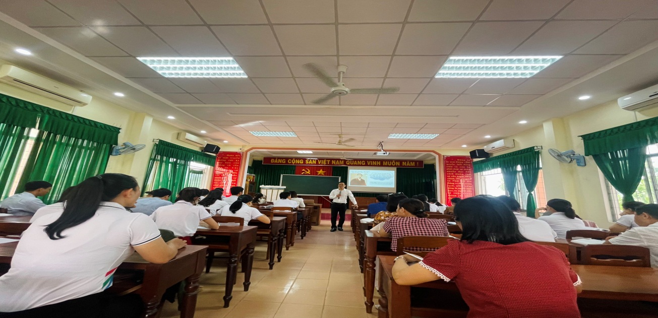 Đ/c Nguyễn Đình Cơ – Giảng viên, đoàn viên Khoa Xây dựng Đảng đang thực hiện giảng dạy tại lớp K4 – Trung tâm Bồi dưỡng Chính trị thị xã Hoài Nhơn.