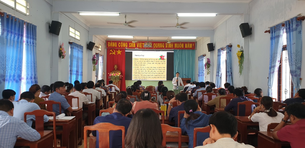 Thầy GV.ThS Võ Viên Chức đang thực hiện giảng dạy tại lớp K11 – Trung tâm Bồi dưỡng Chính trị huyện An Lão