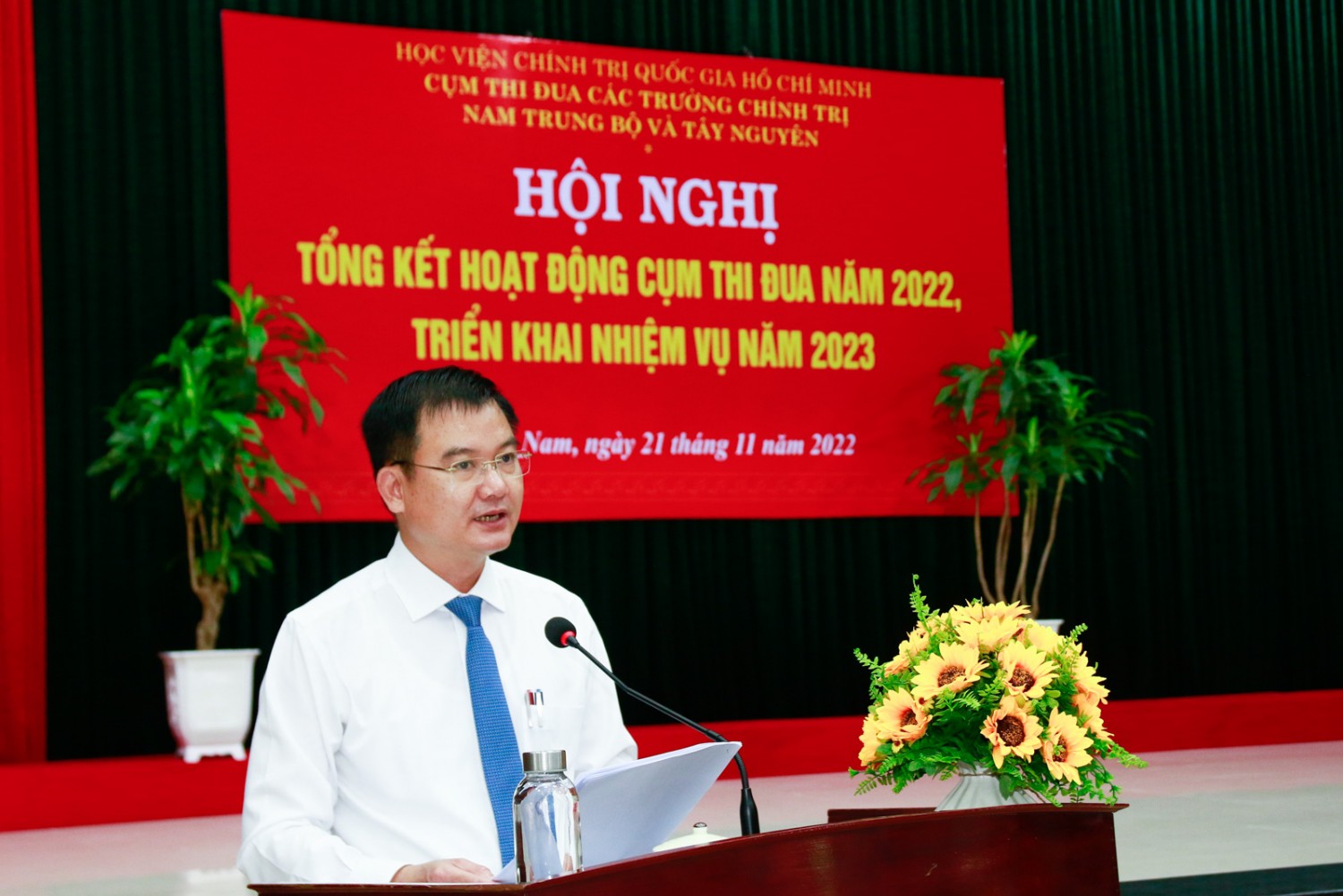 Đ/c Lê Minh Đức, Cụm trưởng, Hiệu trưởng Trường Chính trị tỉnh Quảng Nam trình bày Dự thảo Báo cáo tổng kết phong trào thi đua, công tác khen thưởng năm 2022