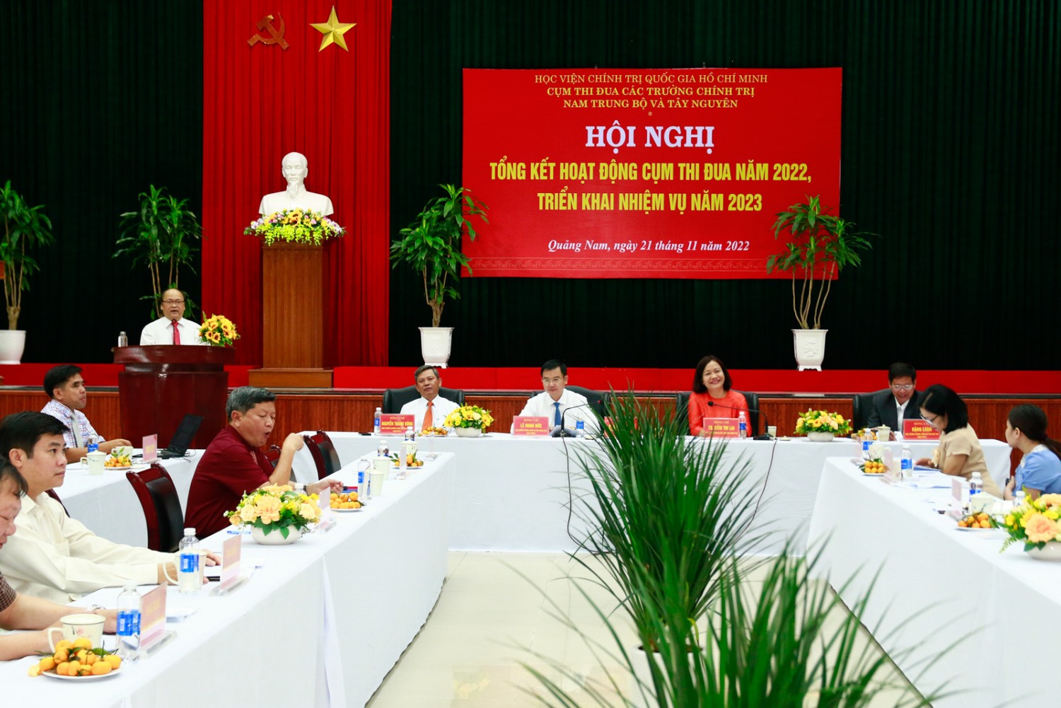 Đ/c Phan Văn Huệ - Tỉnh ủy viên, Hiệu trưởng Trường Chính trị tỉnh Bình Định phát biểu tại Hội nghị.