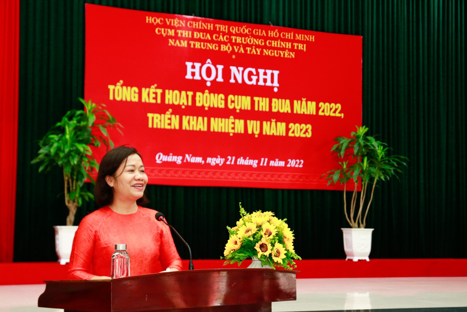 TS. Cầm Thị Lai - Phó Vụ trưởng Vụ các trường chính trị, Học viện Chính trị quốc gia Hồ Chí Minh phát biểu chỉ đạo tại Hội nghị.