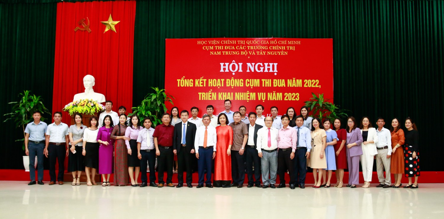 Đại biểu tham dự Hội nghị chụp hình lưu niệm.