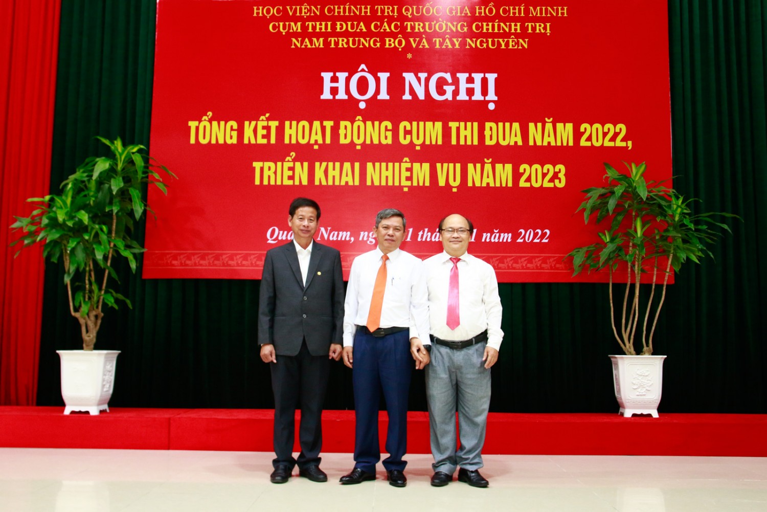 Các đ/c đại diện các trường chính trị làm Cụm trưởng và Cụm phó Cụm thi đua năm 2023, từ trái qua: Đ/c Đặng Luận – Hiệu trưởng Trường Chính trị tỉnh Kon Tum; Đ/c Nguyễn Thành Dũng – Hiệu trưởng Trường Chính trị tỉnh Đắk Lắk ; Đ/c Phan Văn Huệ - Hiệu trưởng Trường Chính trị tỉnh Bình Định.