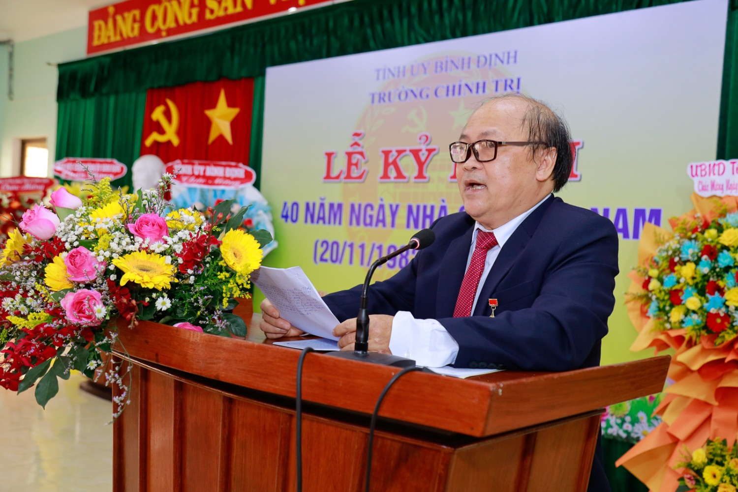 Đ/c Phan Văn Huệ - Tỉnh ủy viên, Hiệu trưởng Nhà trường phát biểu tại buổi Lễ.