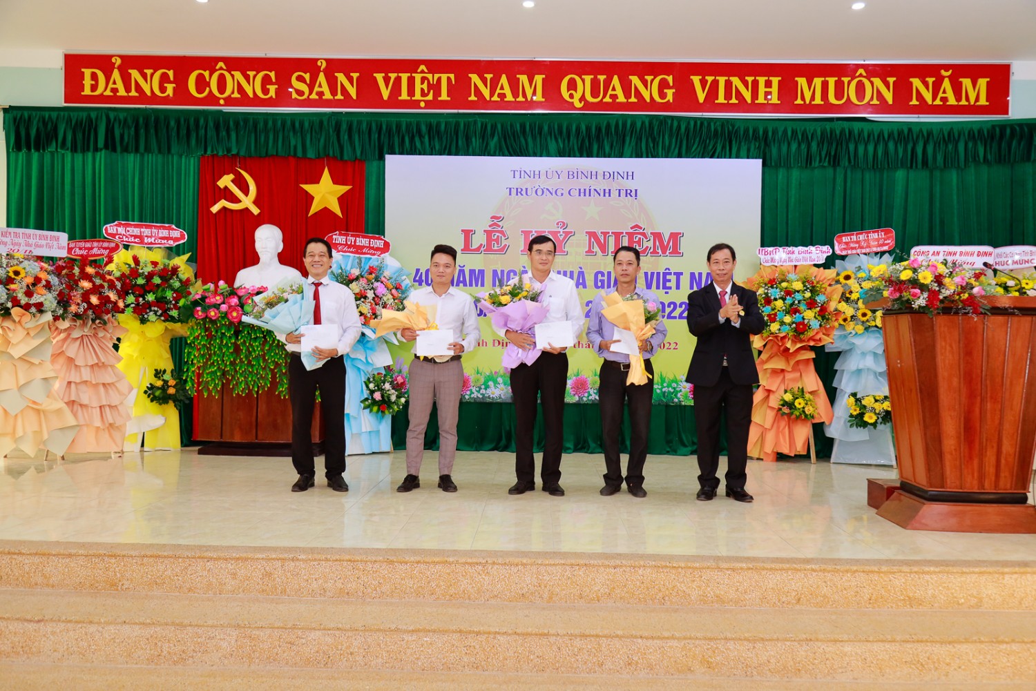 Đ/c Trần Hoài Sơn - Phó Hiệu trưởng Nhà trường trao giải cho các đội là học viên các lớp trung cấp LLCT thi đấu giải bóng chuyền chào mừng Ngày Nhà giáo Việt Nam