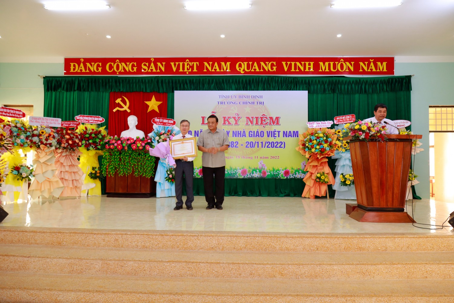 Dịp này, Phó Bí thư Thường trực Tỉnh ủy Lê Kim Toàn trao bằng khen Thủ tướng Chính phủ cho 1 cá nhân của trường có nhiều đóng góp xuất sắc trong công tác, góp phần xây dựng và bảo vệ Tổ quốc Việt Nam XHCN.