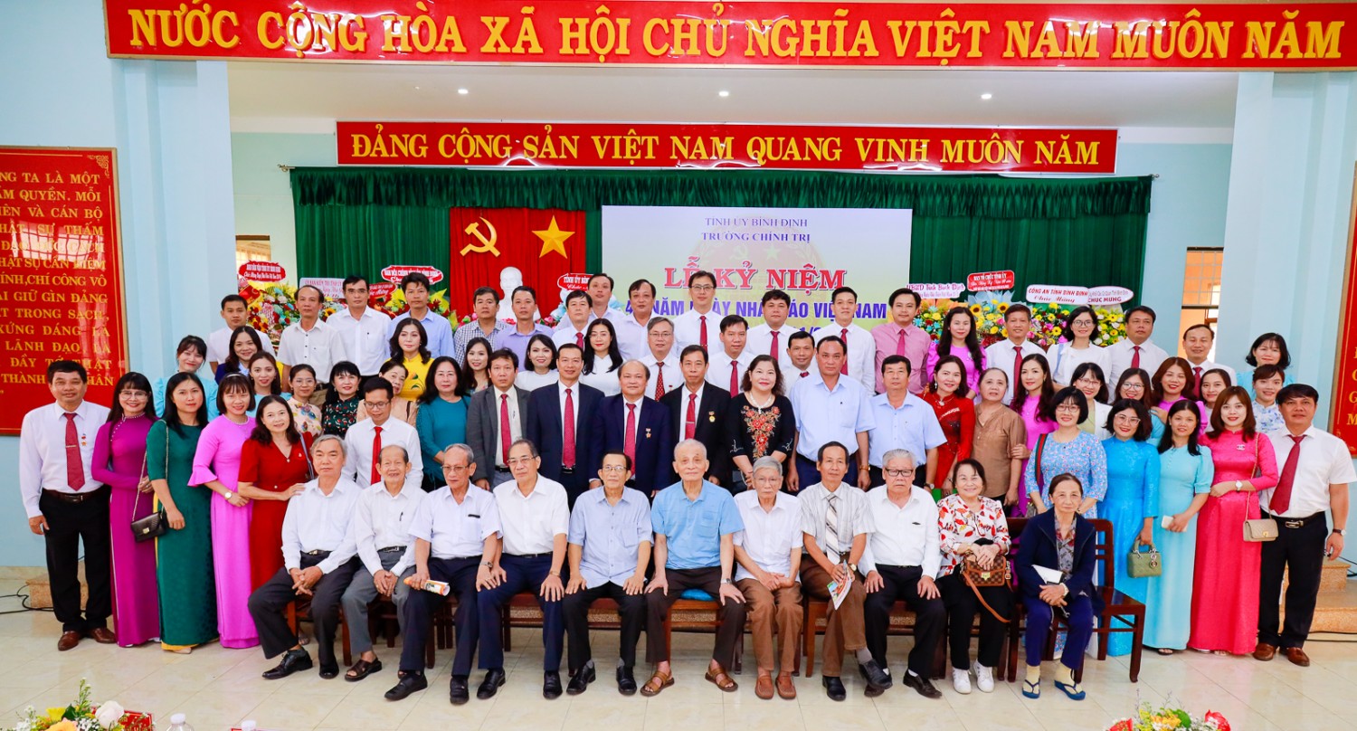 Đại biểu dự Lễ chụp ảnh lưu niệm.