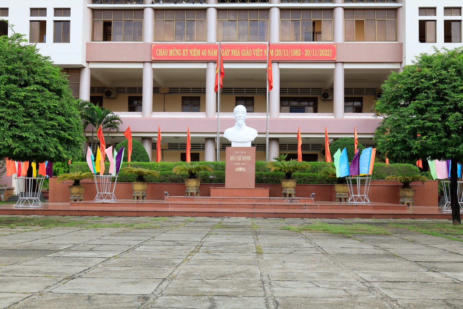 Trang trí chào mừng Ngày Nhà giáo Việt Nam tại khuôn viên Trường