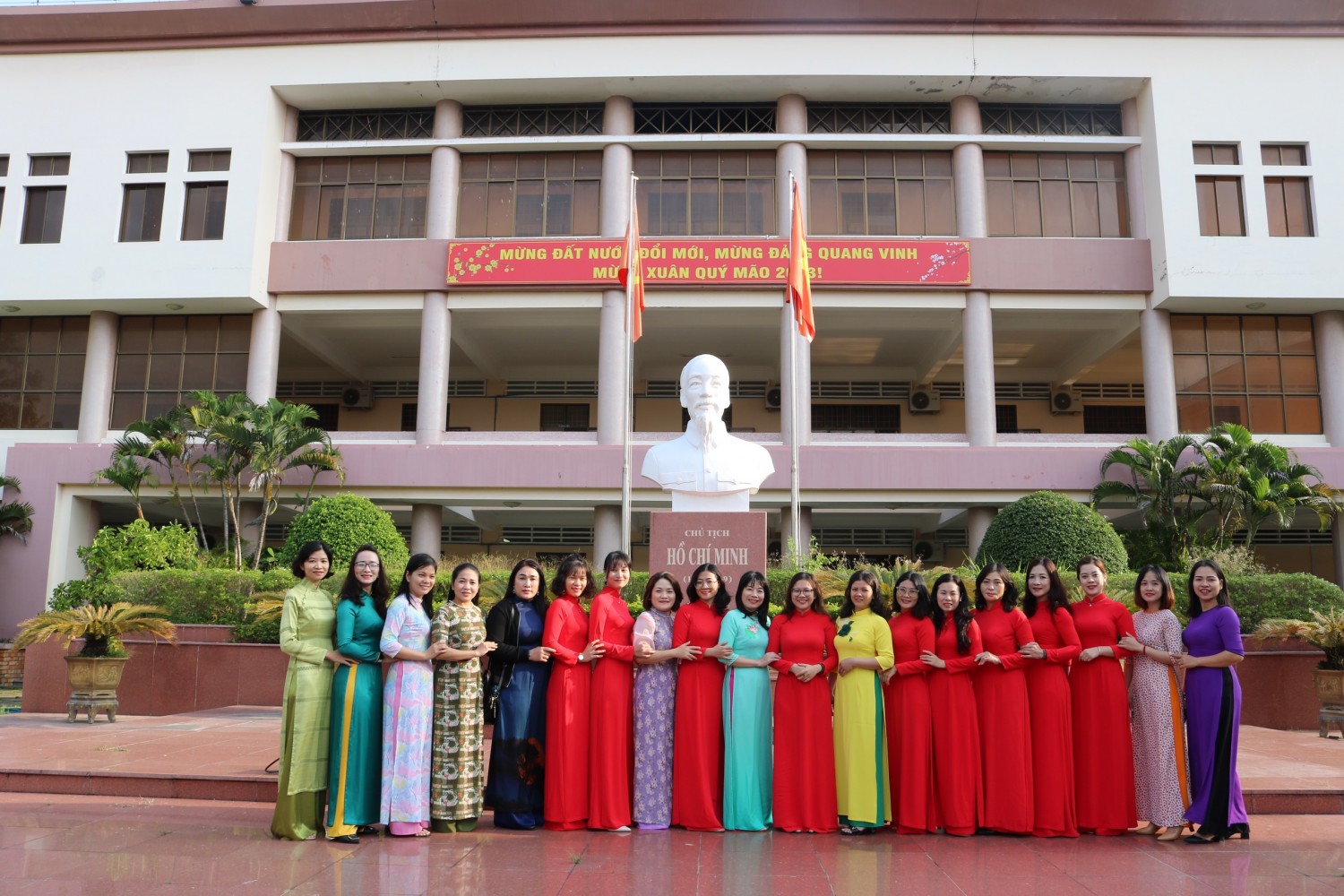 Nữ công Nhà trường và học viên