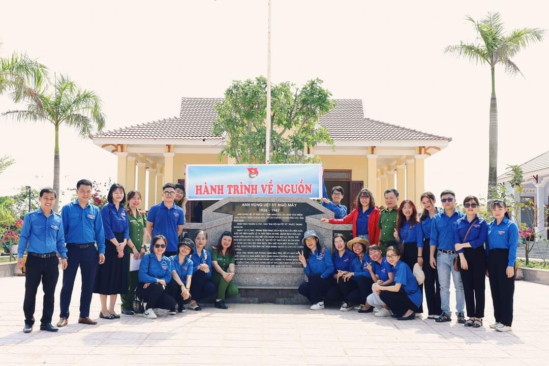 Tổ chức “Về nguồn' tại Nhà tưởng niệm anh hùng Ngô Mây