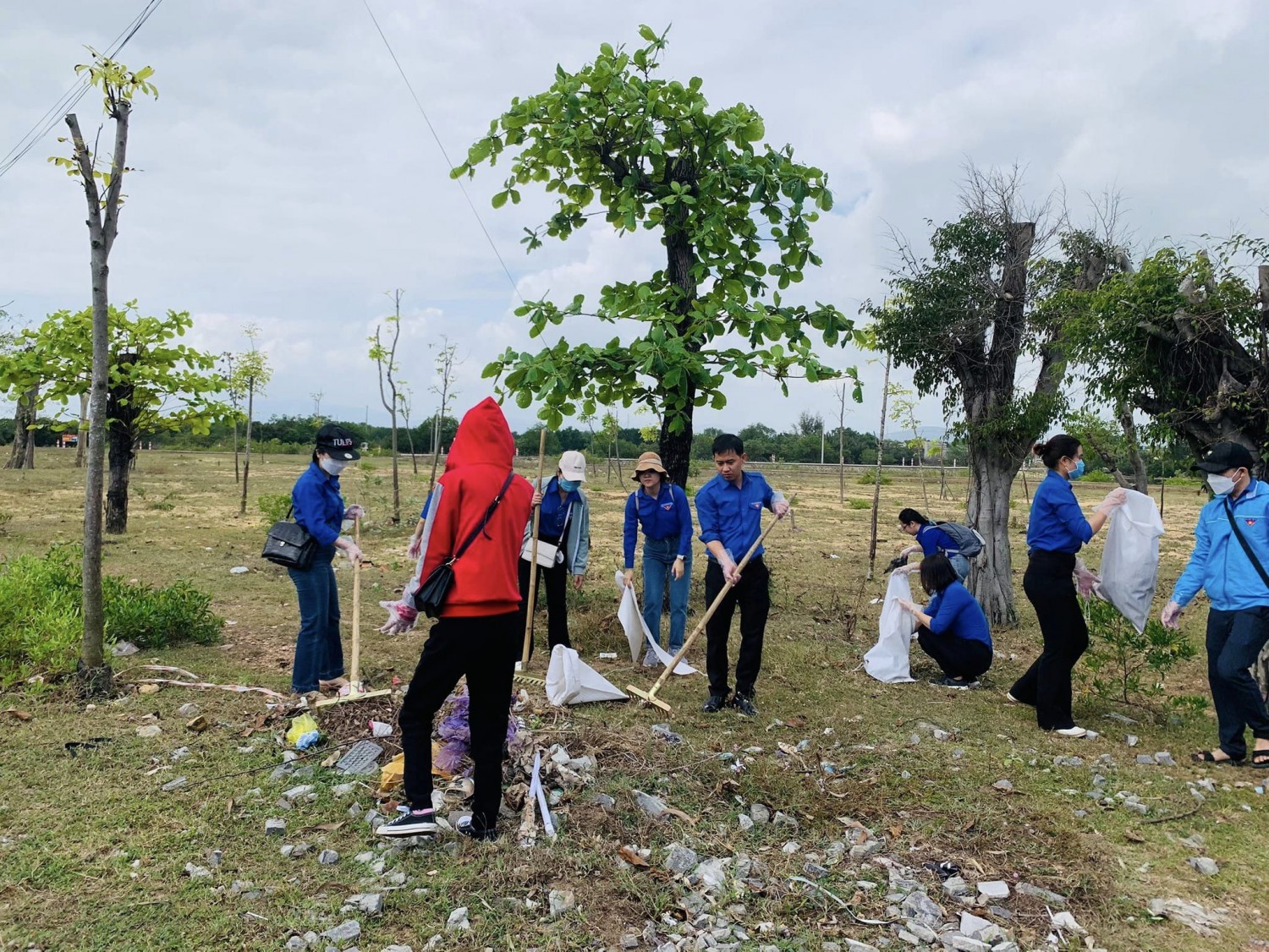 Dọn rác các khu vực công cộng tại xã Nhơn Hội