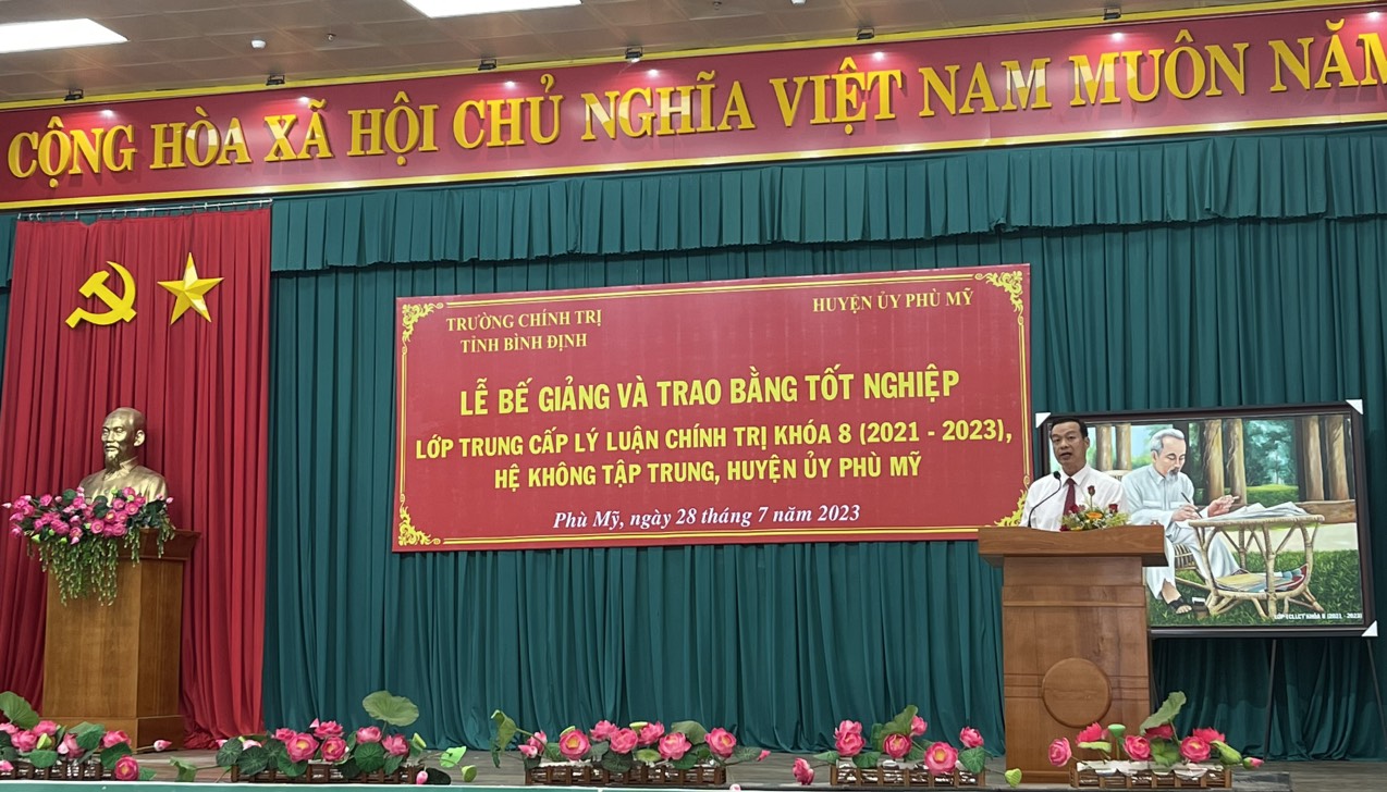 BẾ GIẢNG LỚP TRUNG CẤP LLCT KHÓA 8 (2021-2023), HUYỆN PHÙ MỸ