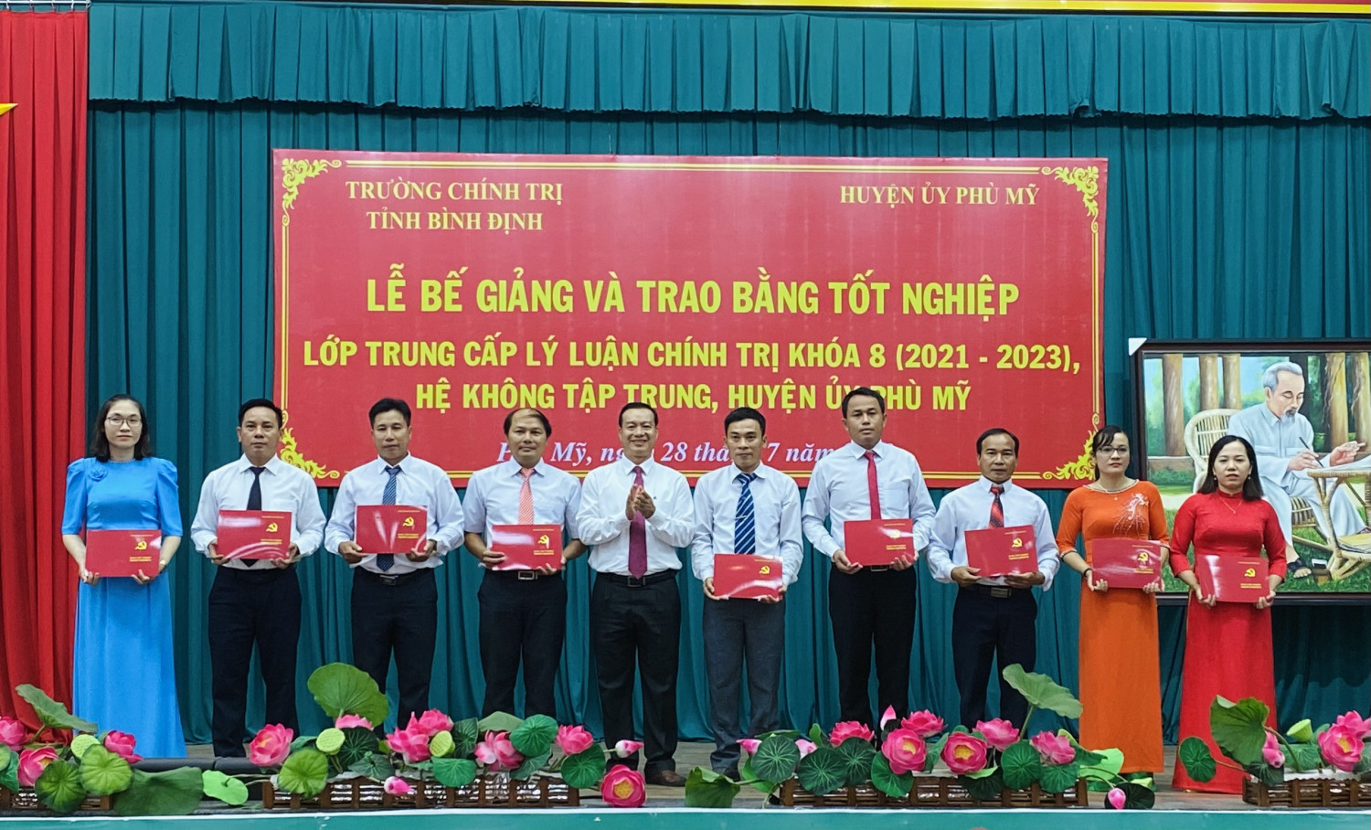 trao bang 2