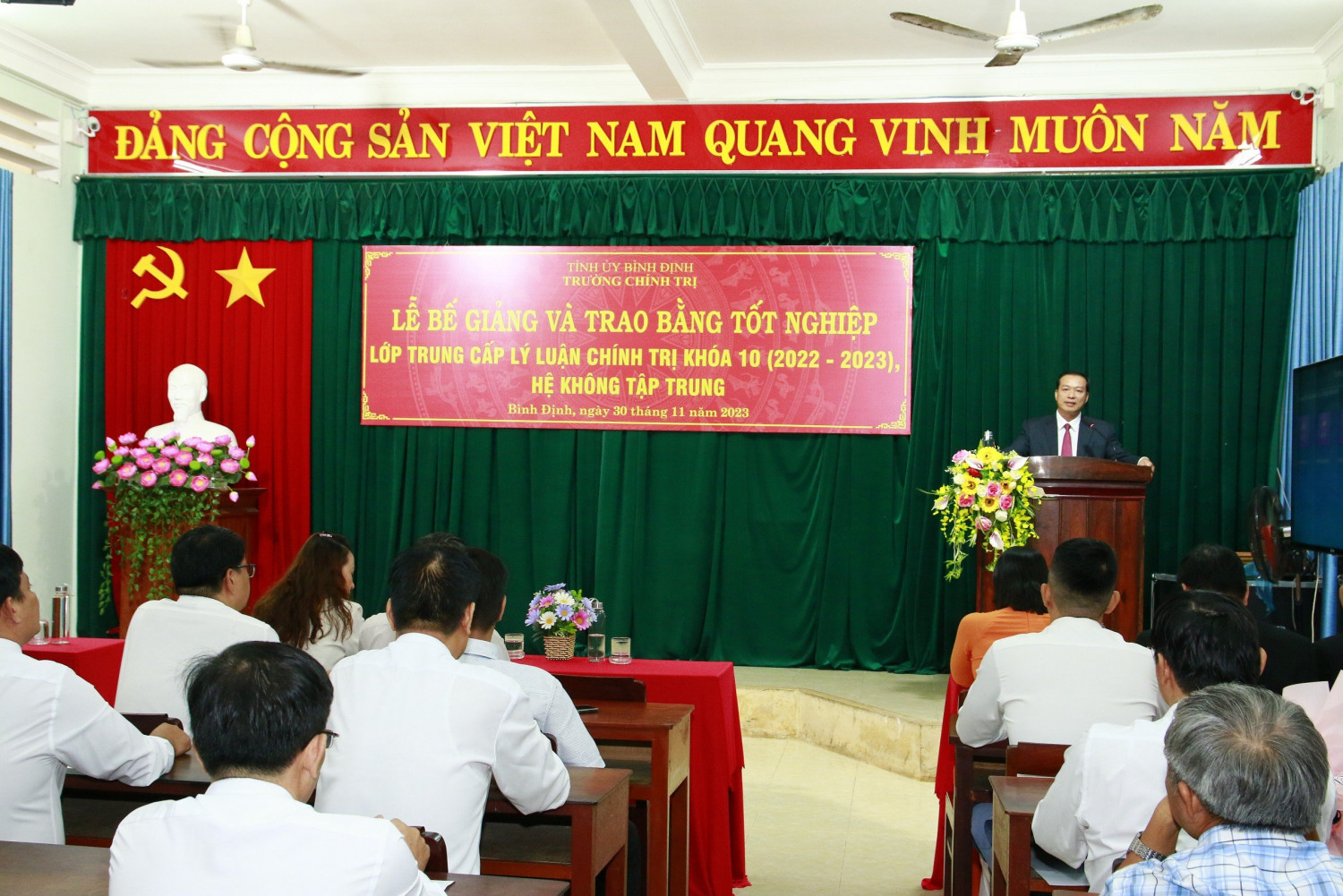 LỄ BẾ GIẢNG VÀ TRAO BẰNG TỐT NGHIỆP LỚP TRUNG CẤP LLCT KHÓA 10 (2022-2023)