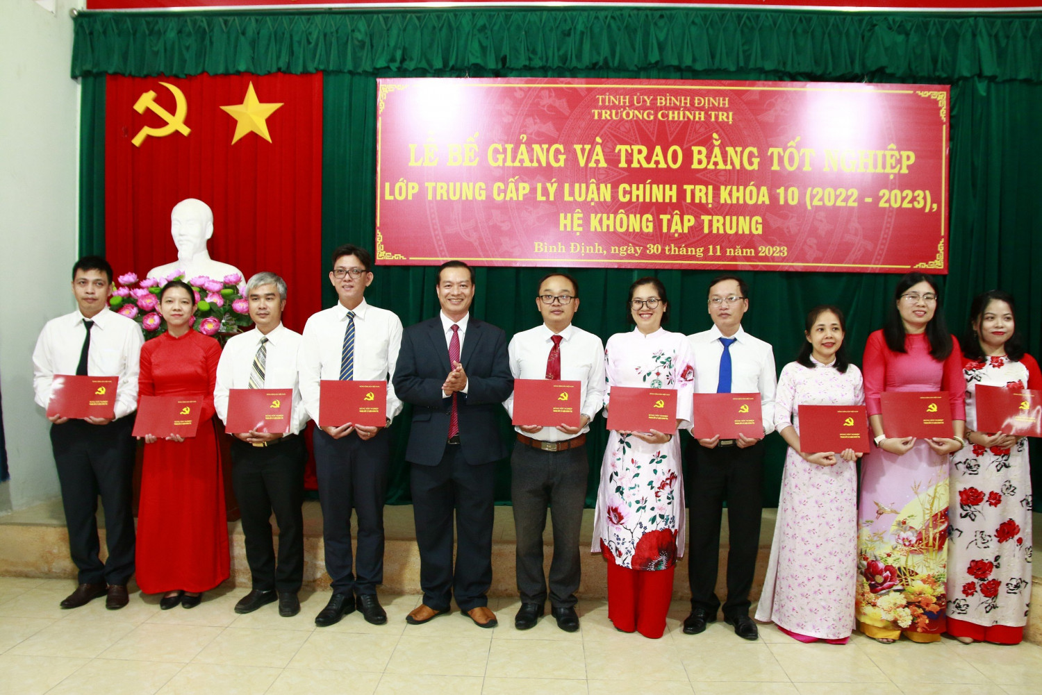 Trao bằng TN