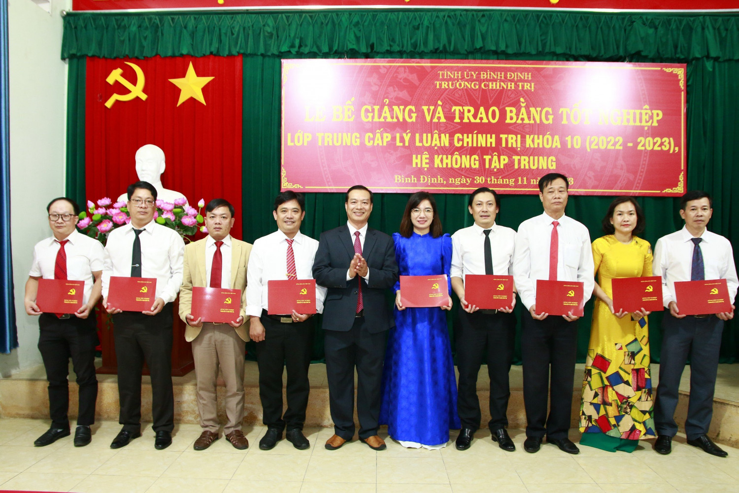 Trao bằng TN1