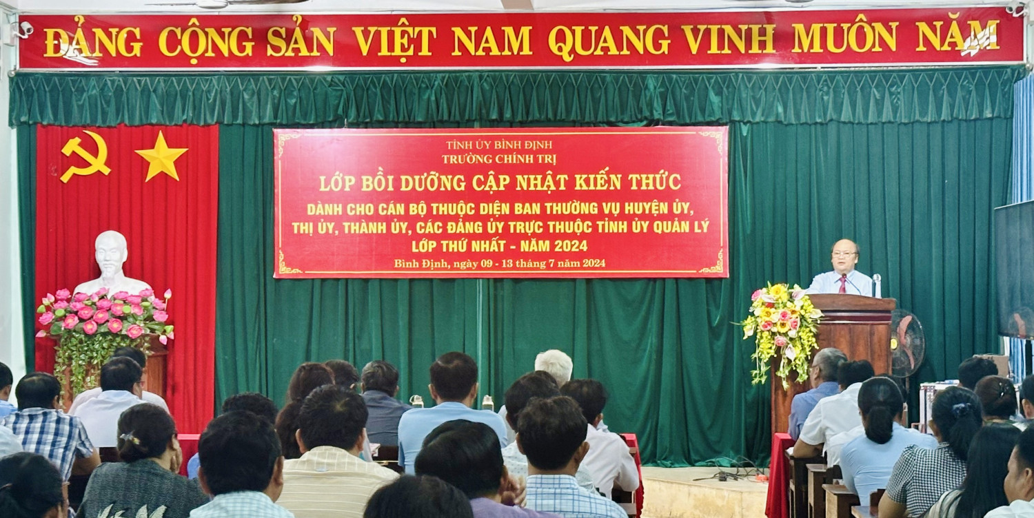 Đồng chí Phan Văn Huệ - Tỉnh ủy viên, Hiệu trưởng Trường Chính trị tỉnh phát biểu bế mạc lớp học