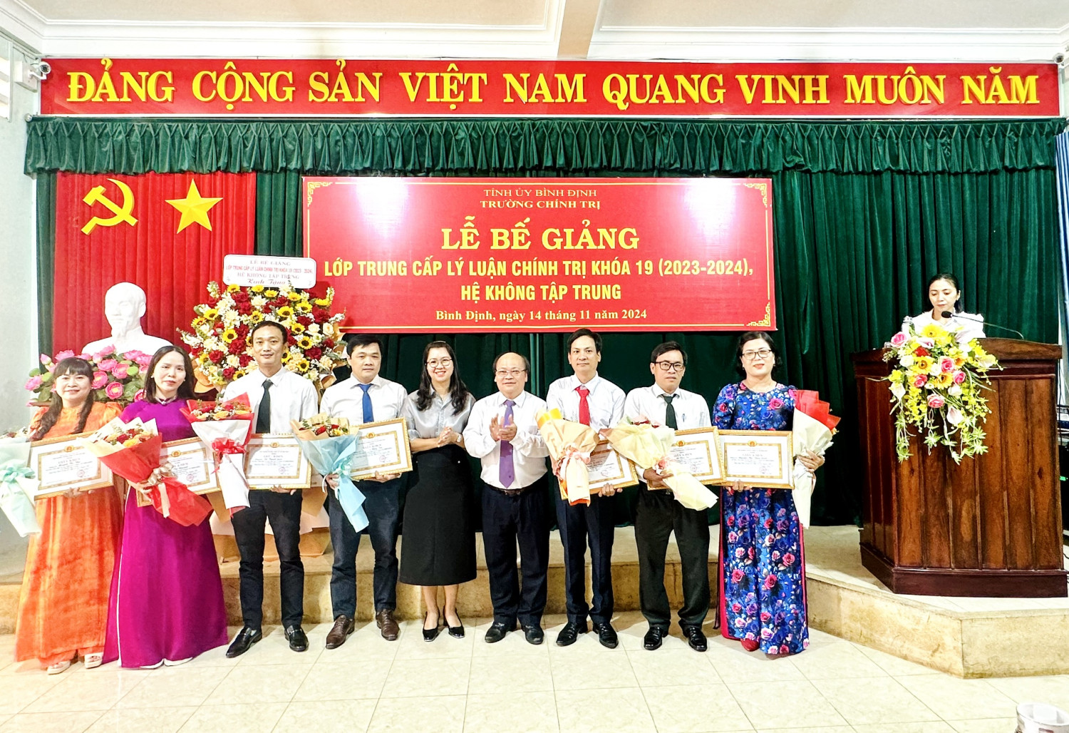 thang 11 be giang K19 trao giay khen