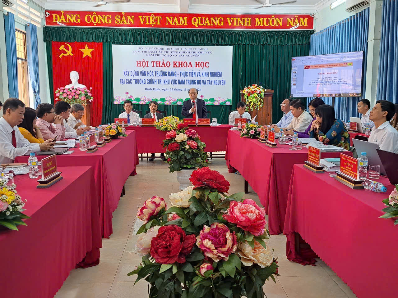 thang 12 van hoa truong Dang hoi thao khoa hoc