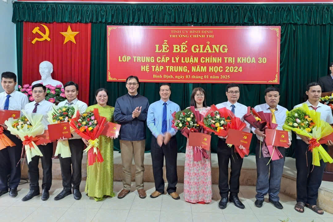 BG k30 trao bang co Vinh