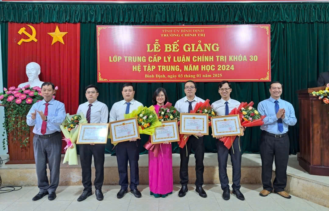 BG k30 trao giay khen