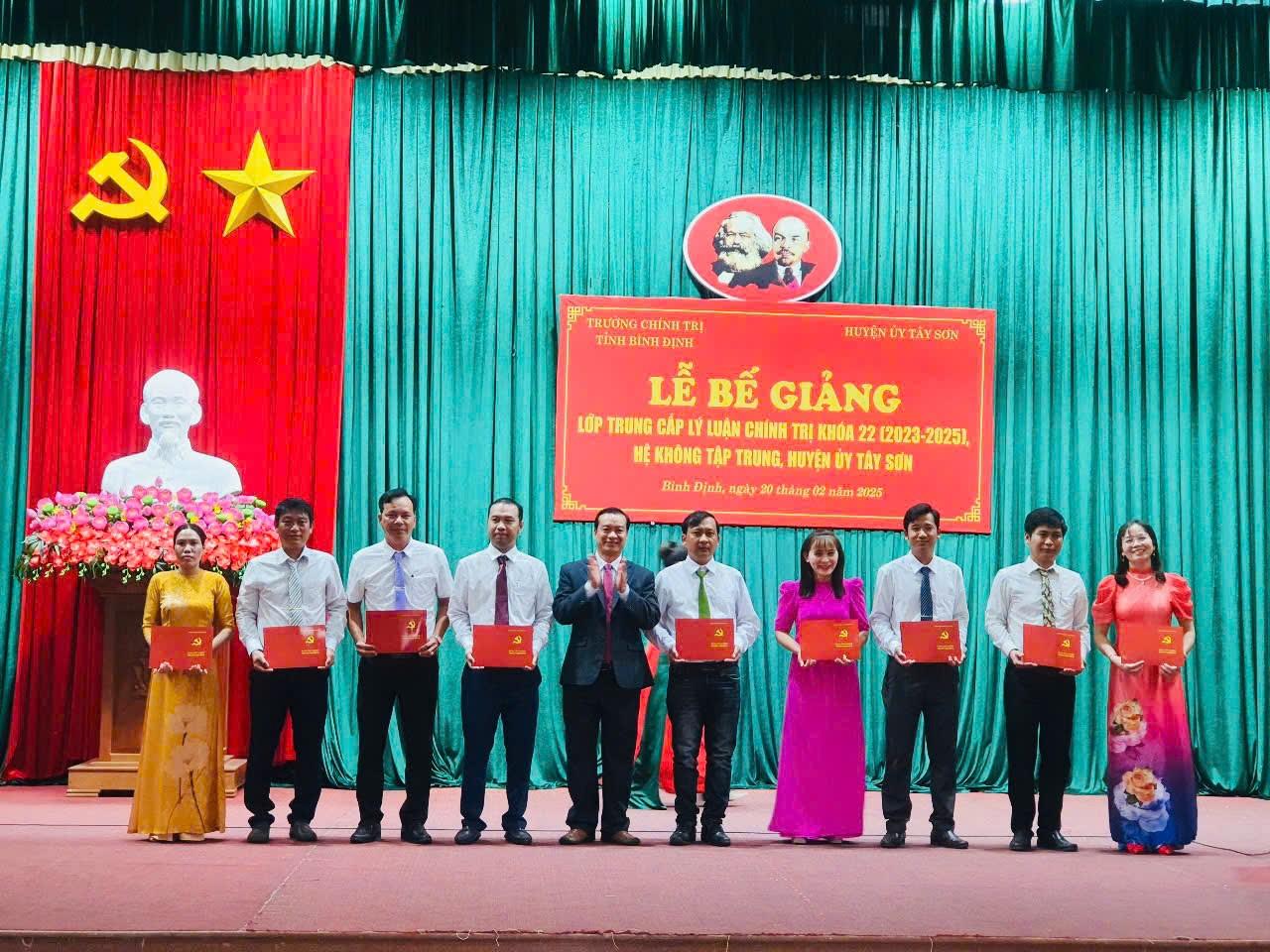 thang 2 Be giang K22 Trao bằng tốt nghiệp cho các học viên