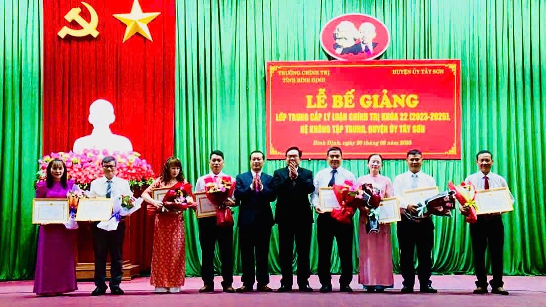 thang 2 Be giang K22 Trao giay khen cho các học viên