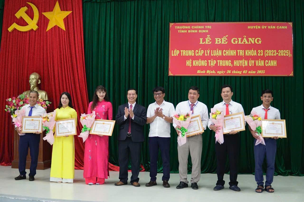 Thang 2 Be giang trung cap khoa 23 nhan giay khen