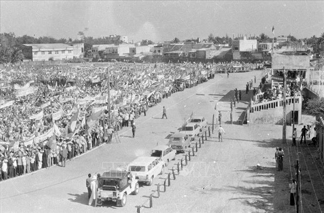 thang 3 nhan dan Qnhon mitinh mung giai phong